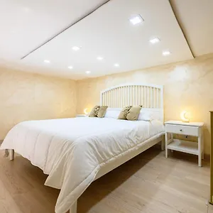 la-magnifica-napoli-apartments-gold-house.hotels-amalfi.com/
